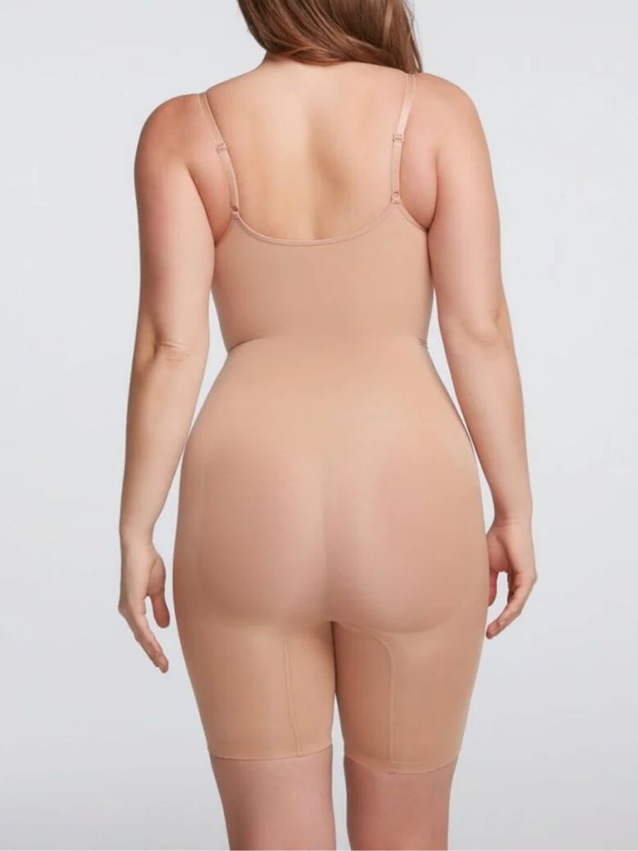 Shapewear i beige med lång design och justerbara axelband.