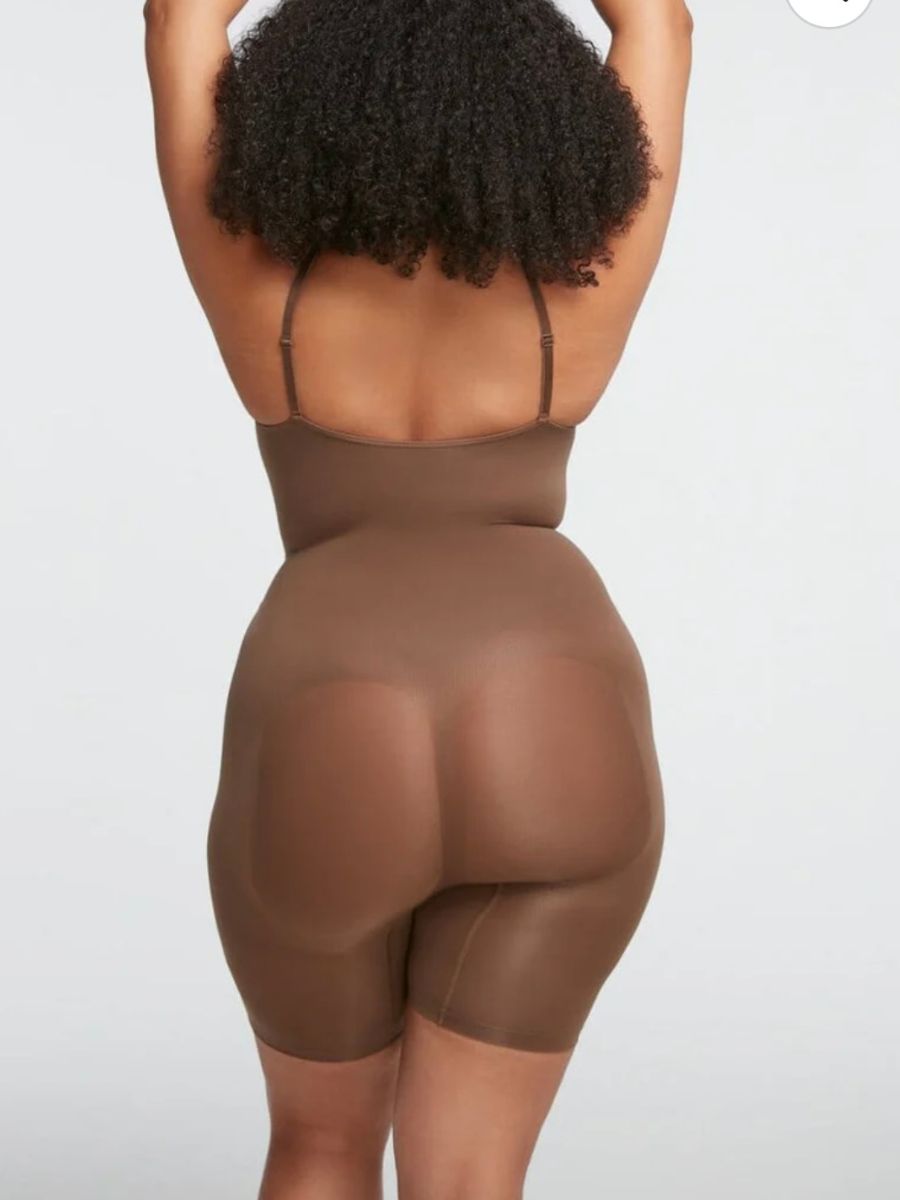 Hudfärgad shapewear som geren andra hud effekt under kläderna.