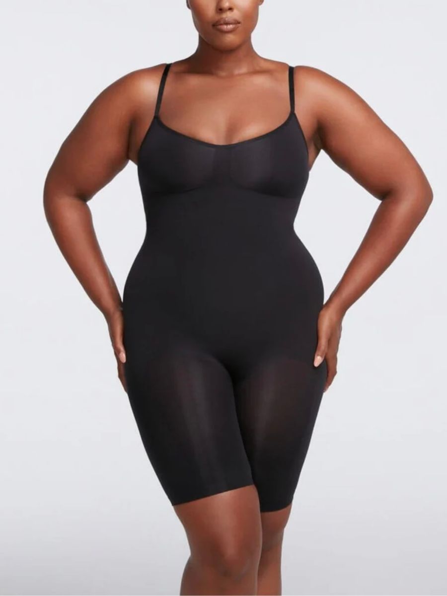 Shapewear jumpsuit i svart som täcker ner till knäna, perfekt under tajta klänningar.