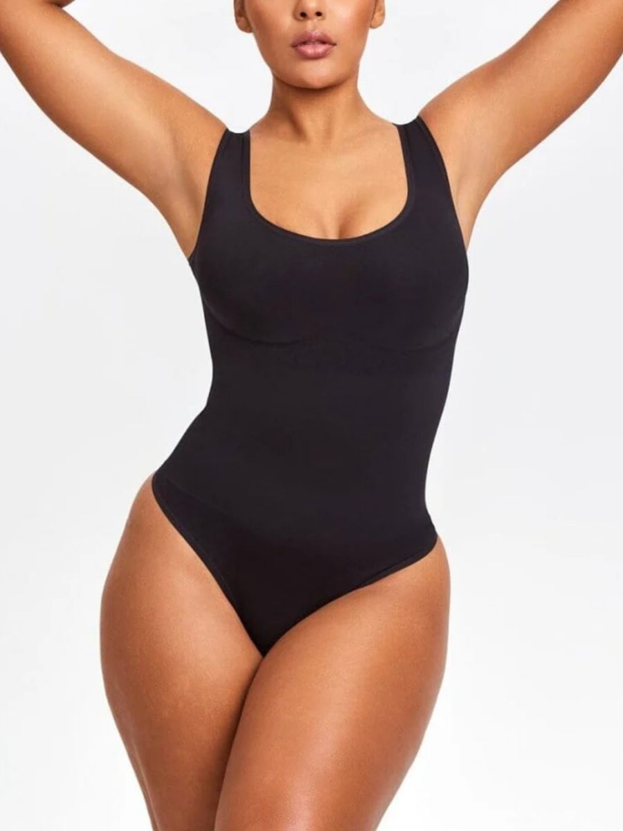 Formande bodysuit i svart med öppen halsringning, bekväm och stödjande