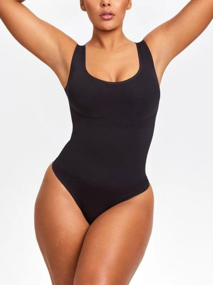 Formande bodysuit i svart med öppen halsringning, bekväm och stödjande