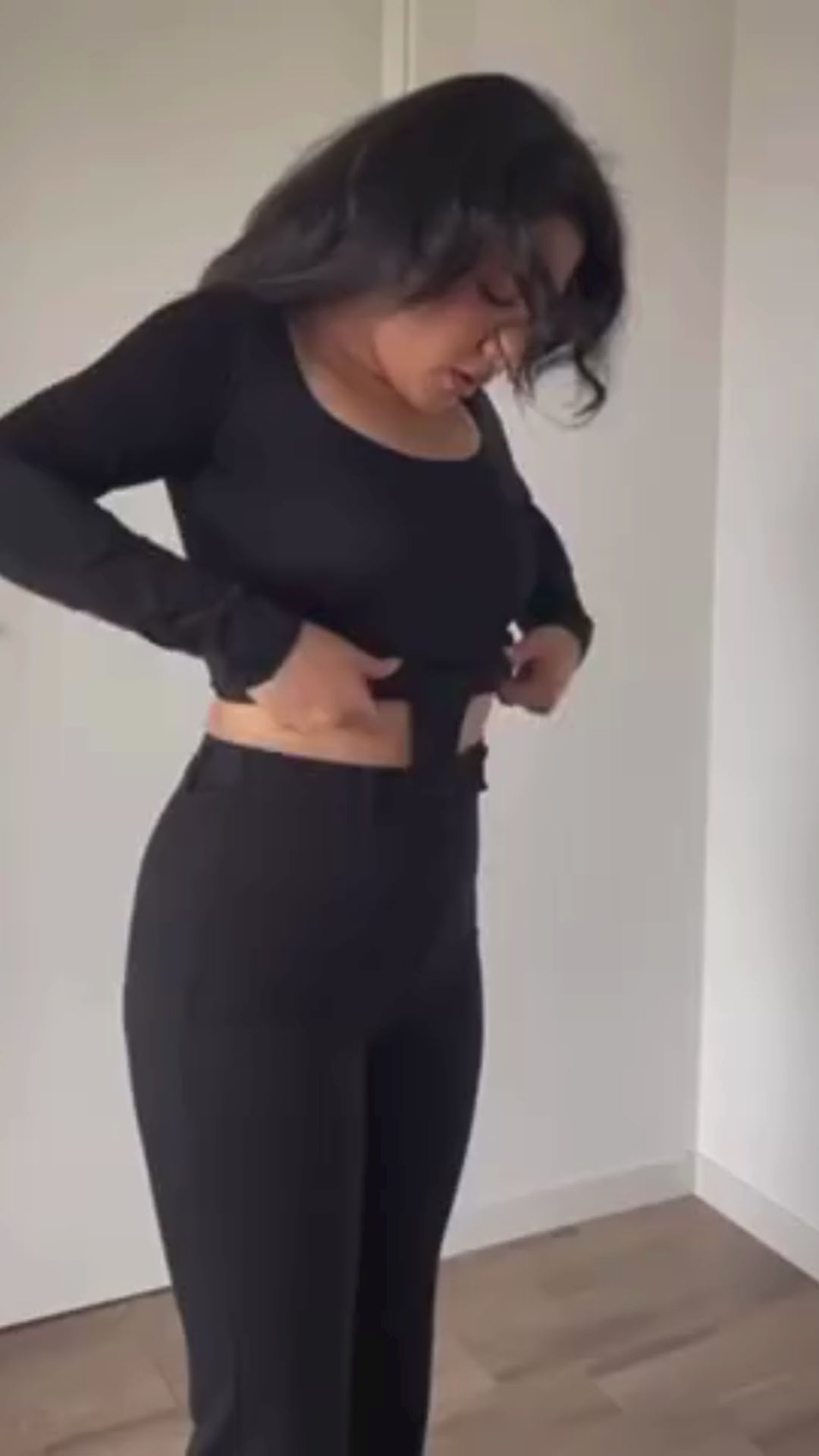 En kvinna som stylar sina shapewear