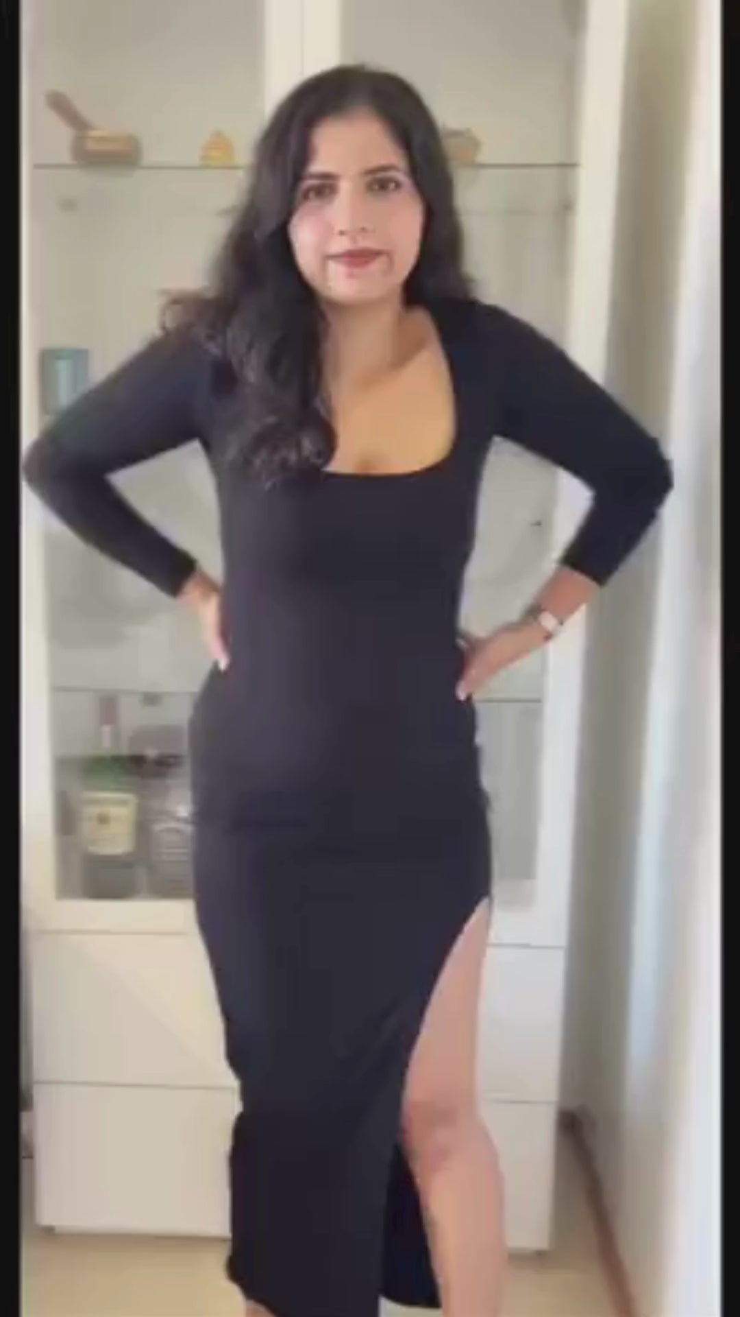 Kvinna med shapewear som ger perfekt silhuette och slät midjan